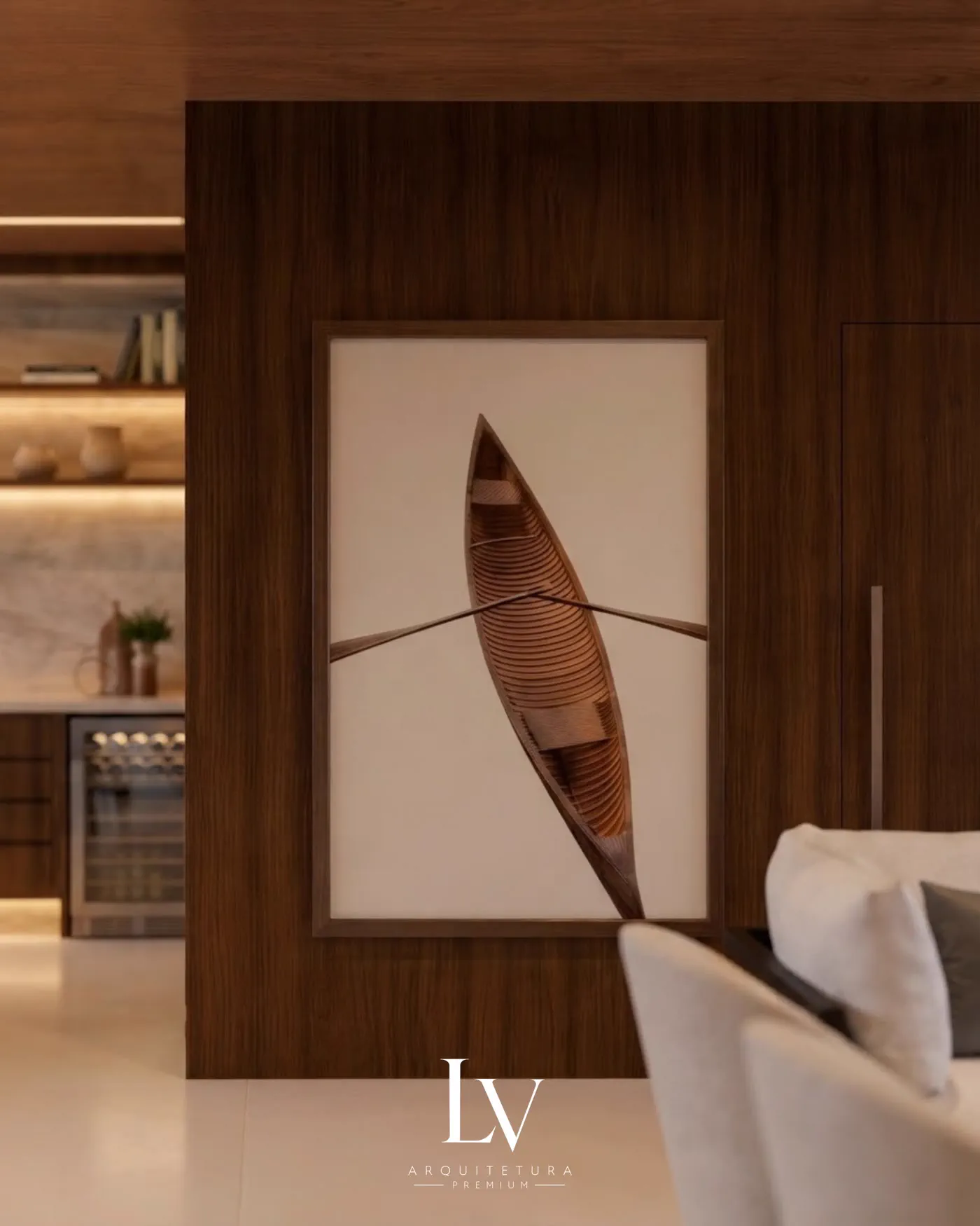 Painel de madeira nobre com quadro de canoa e adega ao fundo