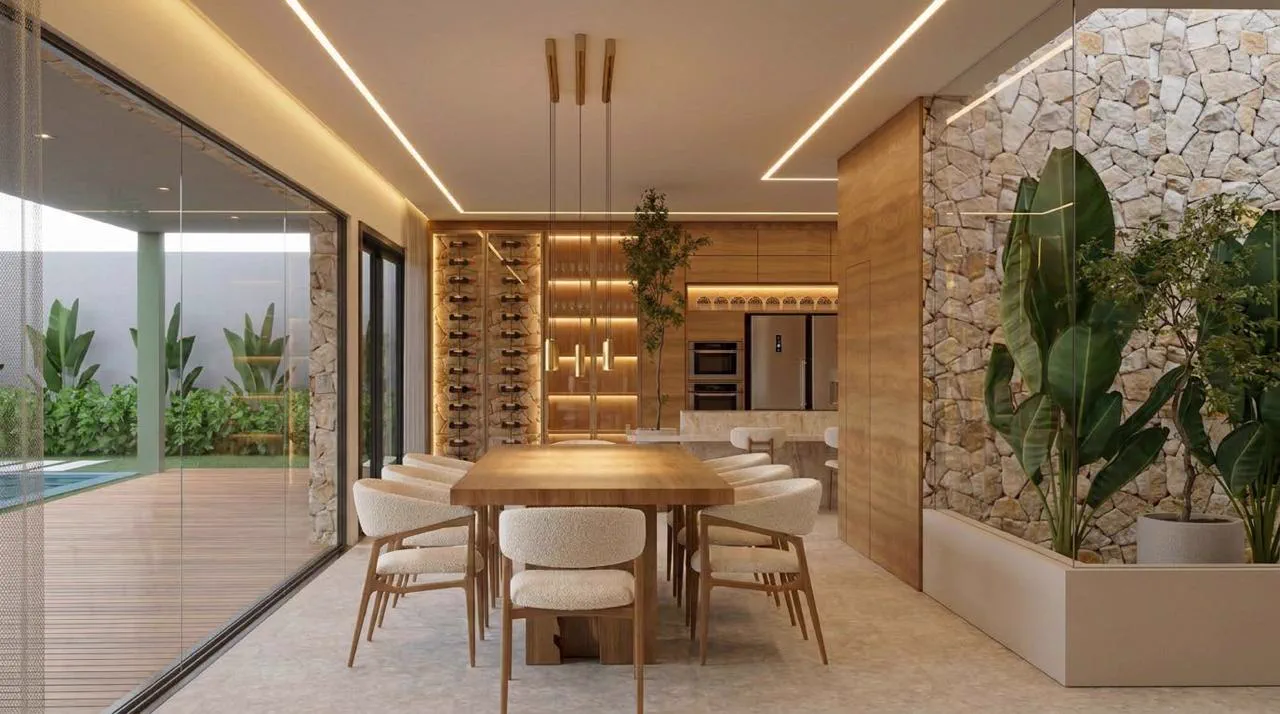 Sala de jantar com mesa de madeira, adega iluminada e jardim interno